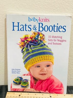 EUC Babyknits Hats & Booties Book‎